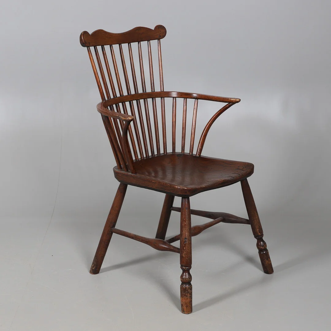 A 19TH CENTURY YEW AND ELM COMB BACK CHAIR. — Armchairs & Chairs — Lawrences Auctioneers