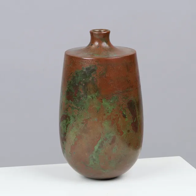 HASEGAWA YOSHIHISA (1928– 2002). Vase af bronze med flerfarvet patinering i brune, rød-lilla og grønne nuancer, stemplet, Japan, 1960/70'erne.