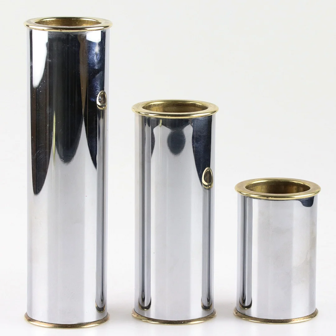 STAFFAN ENGLESSON. Ljusstakar, 3 st, "Cylinder 2000", vitmetall och mässing. — Candlesticks — Höganäs Auktionsverk