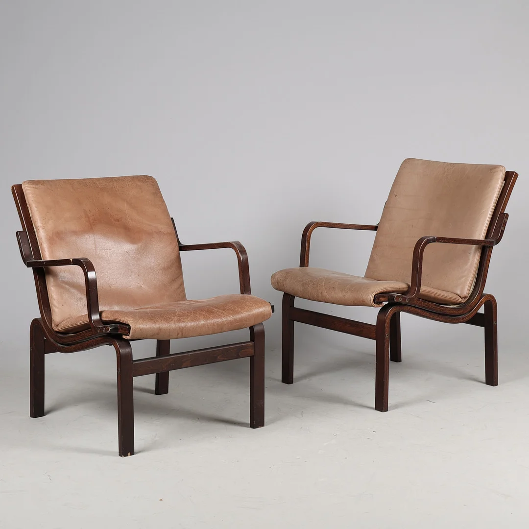 Et par lænestole af bejdset bøg med fransk flet, sæde og ryg betrukket med læder, skandinavisk møbelproducent, 19000-tallets anden halvdel (2). — Armchairs & Chairs — Palsgaard Kunstauktioner