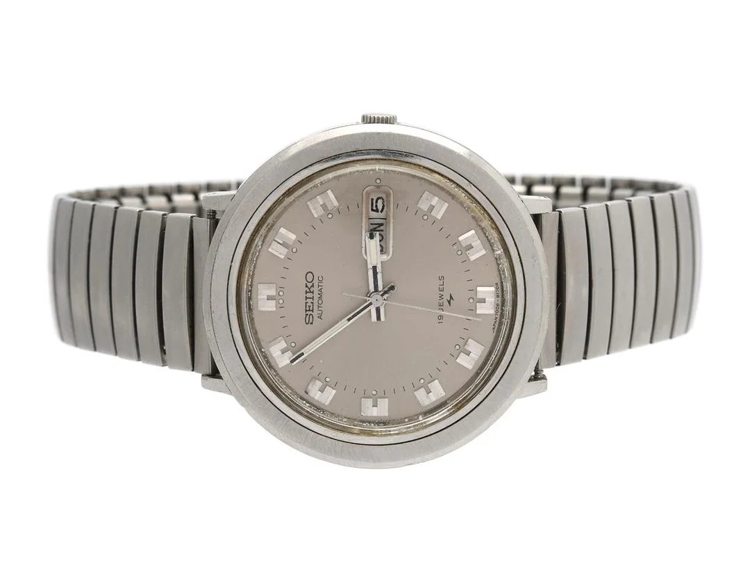 SEIKO, herrur, 39 mm, Cal 7006 A, Serie nr. 443986, Boett nr. 7006-8070, stål, automatisk, plexiglas, dag (tyska), datum, skadad urtavla, ca 1974, metallänk ej original. — Klockor/Seiko — Kaplans