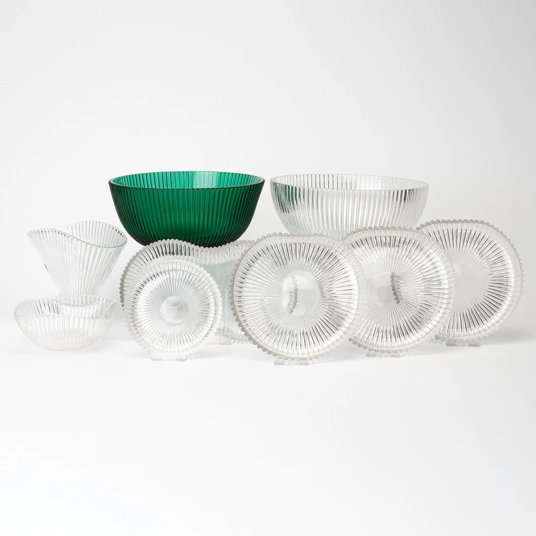 ARTHUR PERCY. 9 delar, "Reffla", pressglas, Gullaskruf, 1900-talets mitt. — Art glass — Auktionshuset Kolonn