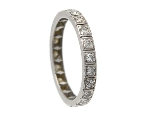 HELALLIANSRING, 18K vitguld, åttkantslipade diamanter, stl 16,75 mm, vikt 2,8 g, skadade stenar.