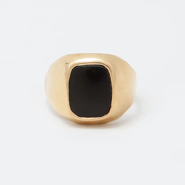 RING, 18k guld med onyx, vikt ca 3,8 gram.