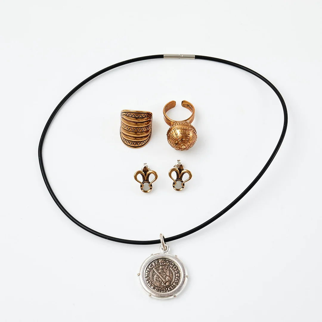 KALEVALA KORU, 4 delar, bestående av 2 ringar, 1 hänge, 1 par örhängen, brons samt silver, örhängena med cabochonslipad kvarts, Finland. — Jewellery Suites — Stockholms Auktionsverk Sickla