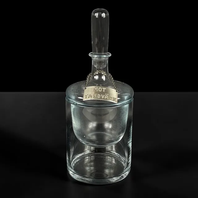 BRÄNNVINSKARAFF, med isinsats, glas, 1900/2000-tal.