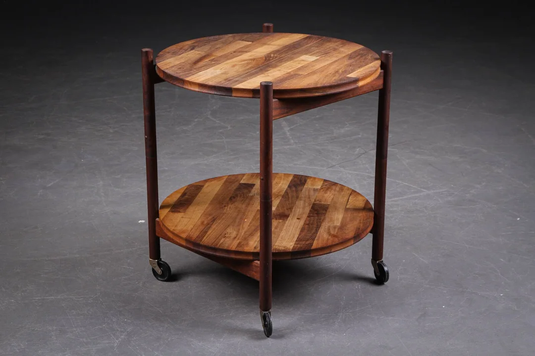 Hans Bølling. Bakkebord af massiv valnød — Furniture/Coffee tables, occasional tables — Lauritz
