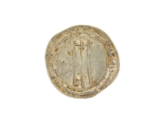 MYNT, silver, Dirham, Abbasidiska Kalifatet, kvalité ca 1, diameter 21 mm, vikt 2,9 g.