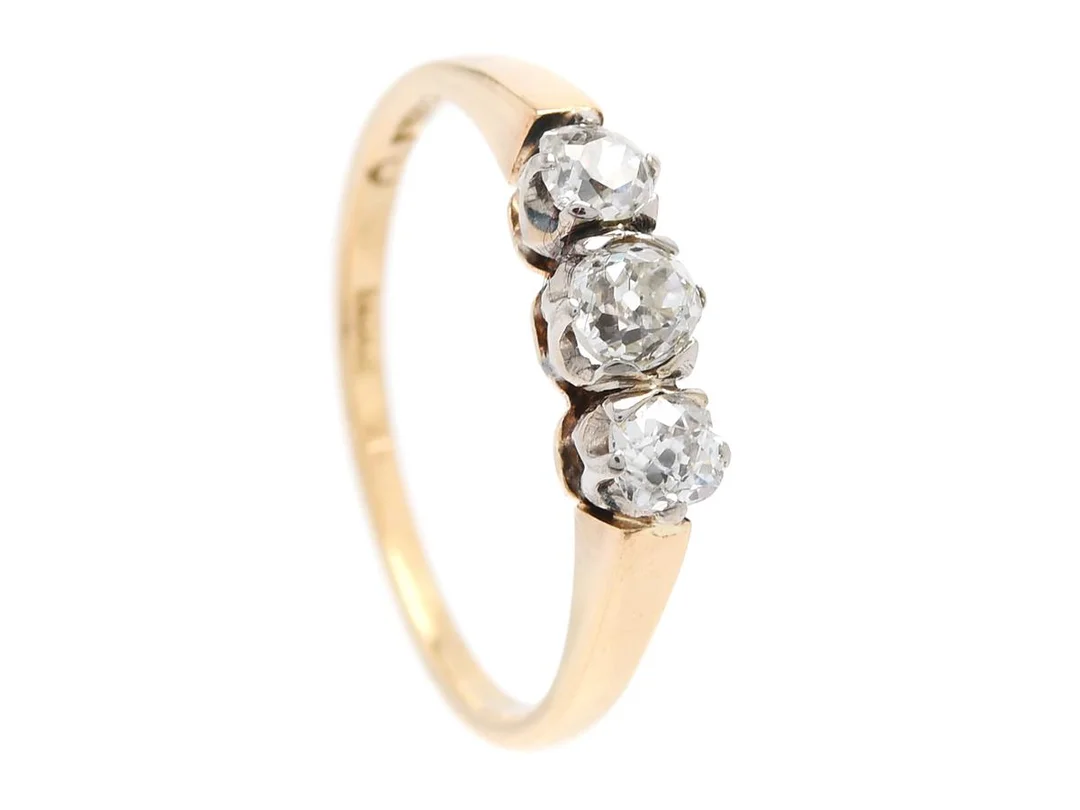 TRESTENSRING, 18K guld/vitguld, 3 antikslipade diamanter ca 0,35 ctv, ca TW-Cr/VS-SI, stl 15 mm, vikt 1,7 g, diamanter med nagg och skador, en klo skadad, slitna klor. — Smycken/Trestensring — Kaplans