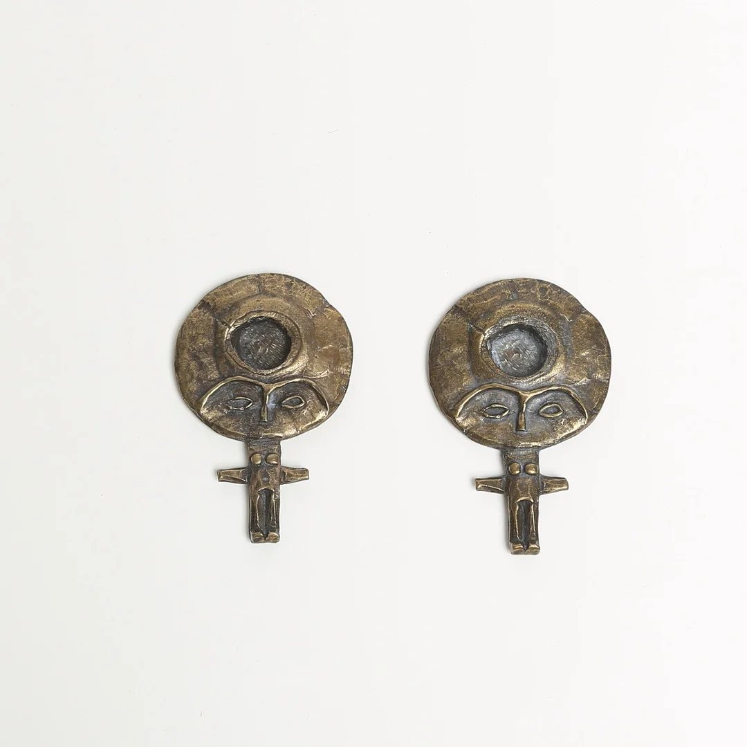 LJUSSTAKAR 2 st, metall, Ashantistil, moderna. — Candlesticks — Kalmar Auktionsverk