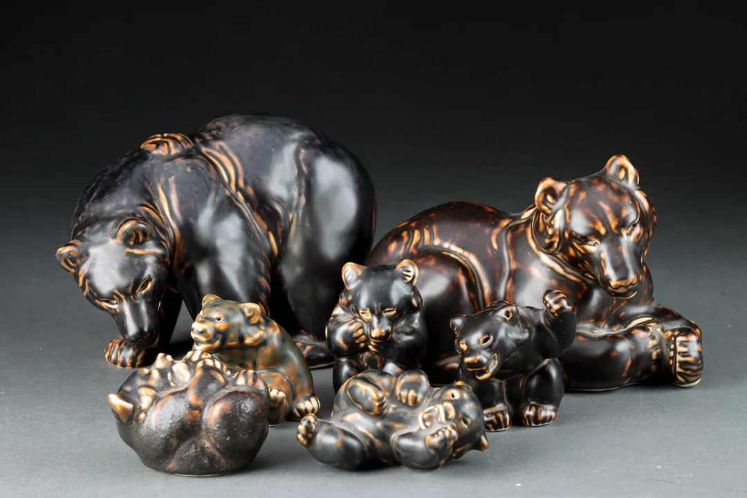 Knud Kyhn for Royal Copenhagen. En samling bjørne af stentøj (7) — Glass, porcelain and ceramics/Figures — Lauritz