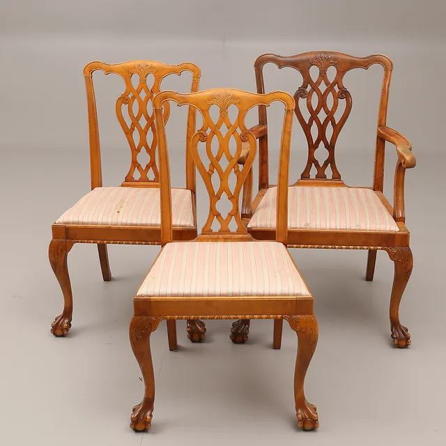KARMSTOL. STOLAR, ett par. Chippendale-stil, 1900-talets första hälft.