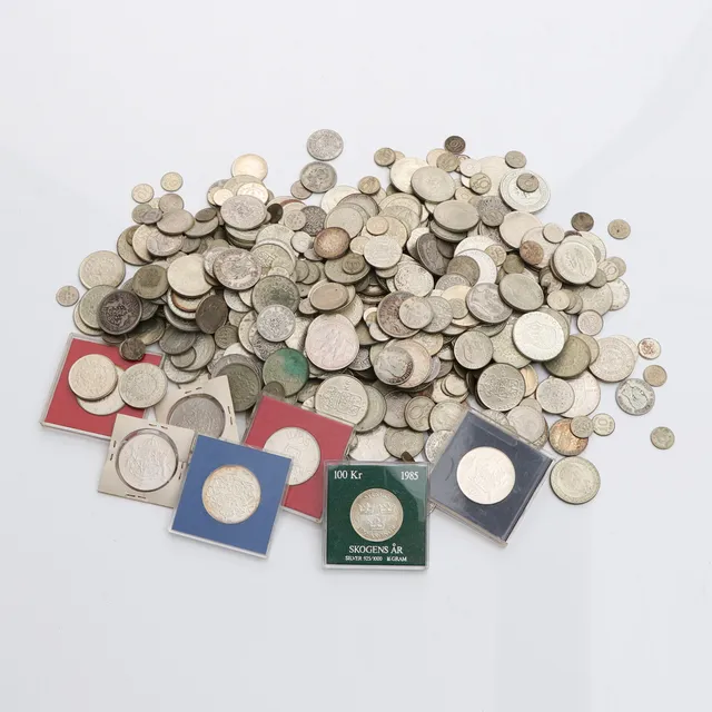 PARTI SVENSKA SILVERMYNT. Vikt ca 3610 gram, samt 8 minnesmynt i skyddsomslag, dessa med nominellt värde 600:-.