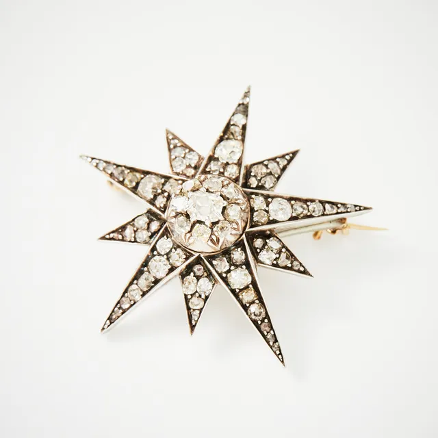 BROSCH, guld och silver, i form av en stjärna, s.k. celestial jewellery, dekor av totalt 72 diamanter med antik-, cushion- och rosenslipning, 1800-talets andra hälft.