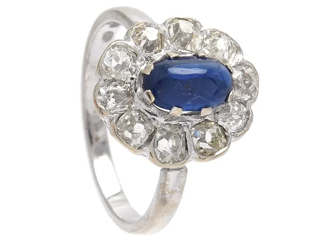 CARMOSÉRING, 18K vitguld, safir, 10 antikslipade diamanter ca 0,70 ctv, Finland 1981, stl 15,75 mm, vikt 3,3 g.