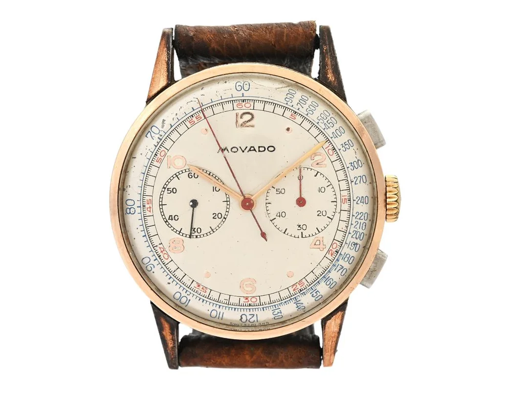 MOVADO, kronograf, herrur, 34 mm, Cal 90 M, Ref nr. 19031, Boett nr. A97646, rosa guld på stål, manuell, plexiglas (skadat), skadad urtavla, defekt (går ej, akut servicebehov, se fördjupad info), gravyr, läderband, ca 1945. — Klockor/Movado — Kaplans