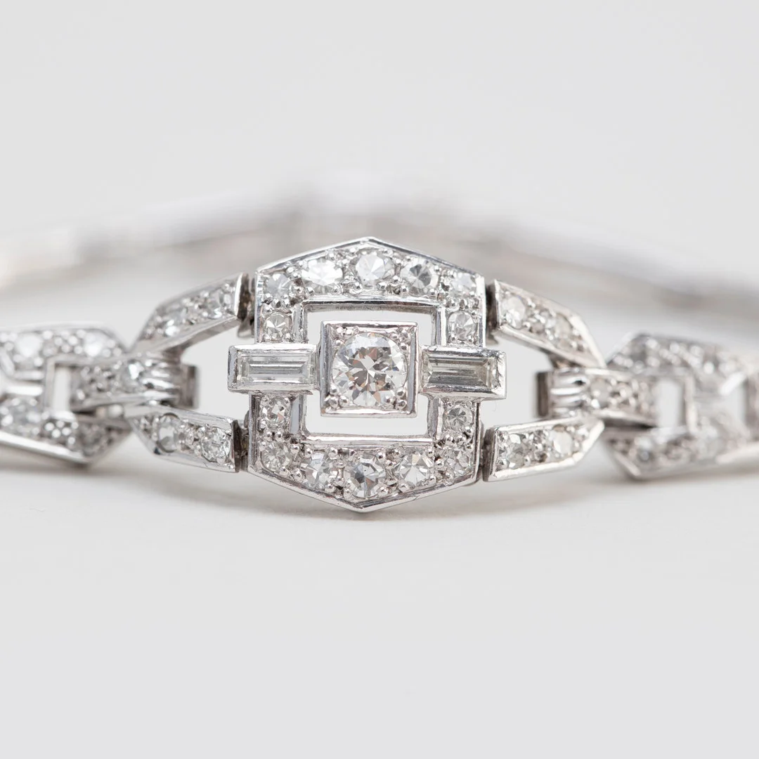 ARMBAND, art deco, 18k vitguld, diamanter, ca 1,65 ct. Svensk importstämpel. 1930-tal. — Bracelets — Göteborgs Auktionsverk
