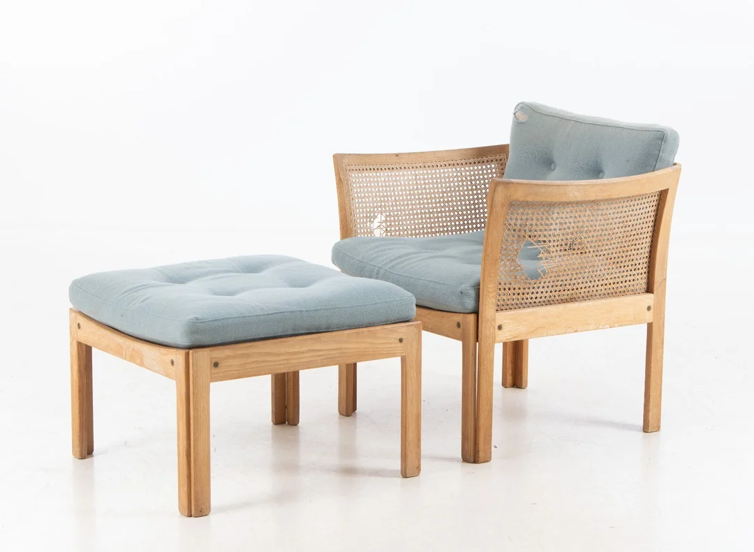 Illum Wikkelsø. Armchair with oak stool, model 'Plexus' (2) — Furniture/Lounge chairs — Lauritz