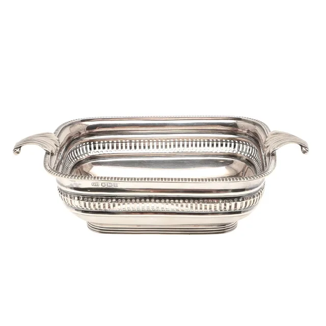 A GEORGE V SILVER DISH.