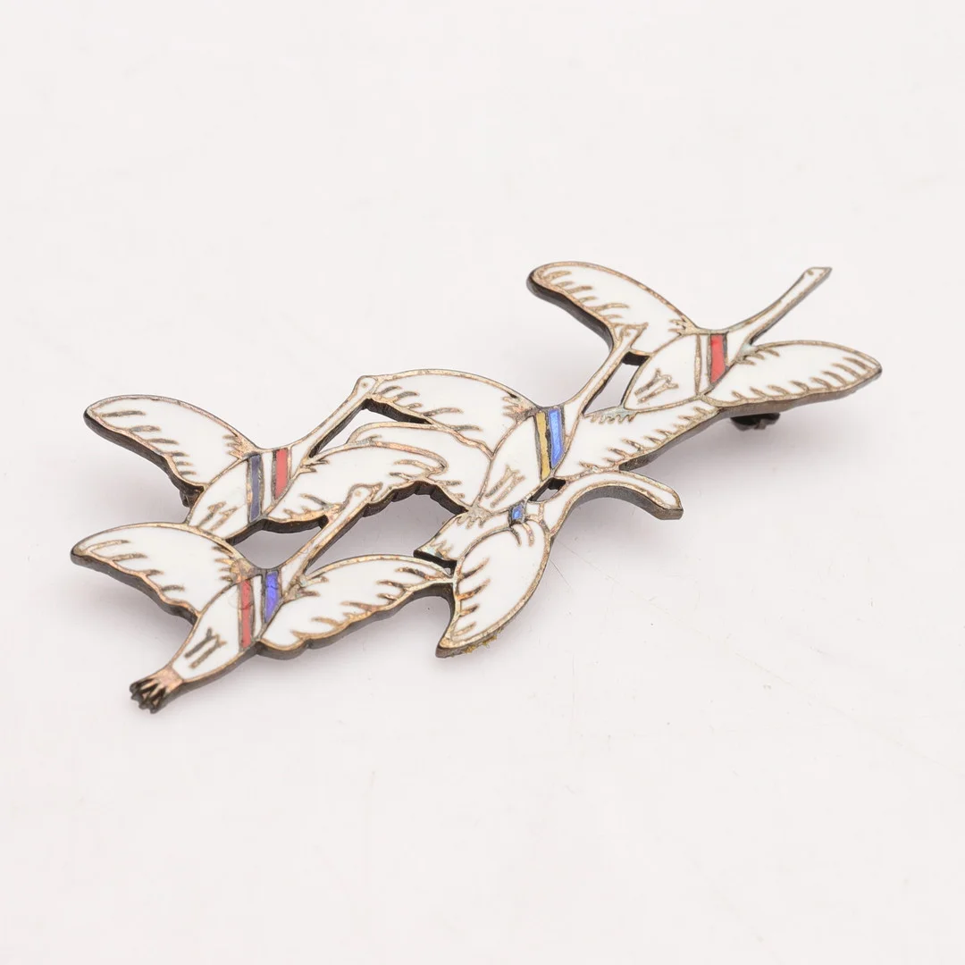ERIK MAGNUSSON. Brosch, sterlingsilver med emaljerad dekor, " De fem svanarna från norden", Dragsted, Danmark. — Bronzes — Gomér & Andersson Norrköping