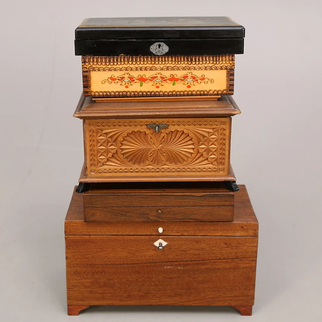 SKRIN, 5 st, bl a karvsnitt, lack, 1800-/1900-tal. — Miscellaneous — Leiflers Auktionshus