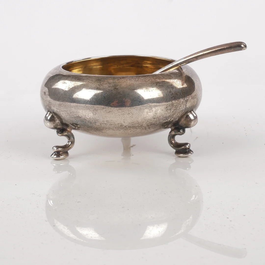 LARS LARSSON. Saltkar med sked, silver, LL&C Göteborg, 1855 och 1856. — Silver — Auktionsfirma Kenneth Svensson i Kalmar