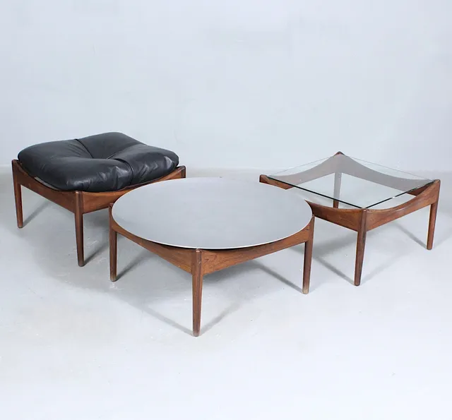 KRISTIAN VEDEL für SØREN WILLADSEN MØBELFABRIK. Zwei Couchtische / Coffee Table und ein Ottomane, 1960er Jahre, Dänemark.