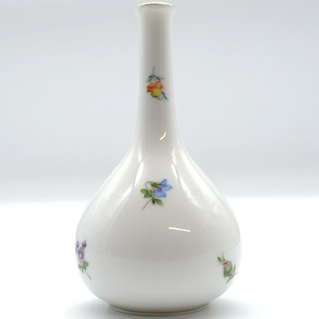 HEREND. PORZELLAN VASE HANDBEMALT, MIT BLUMENMOTIVEN UND GOLDRAND, UNGARN 20. JAHRHUNDERT.