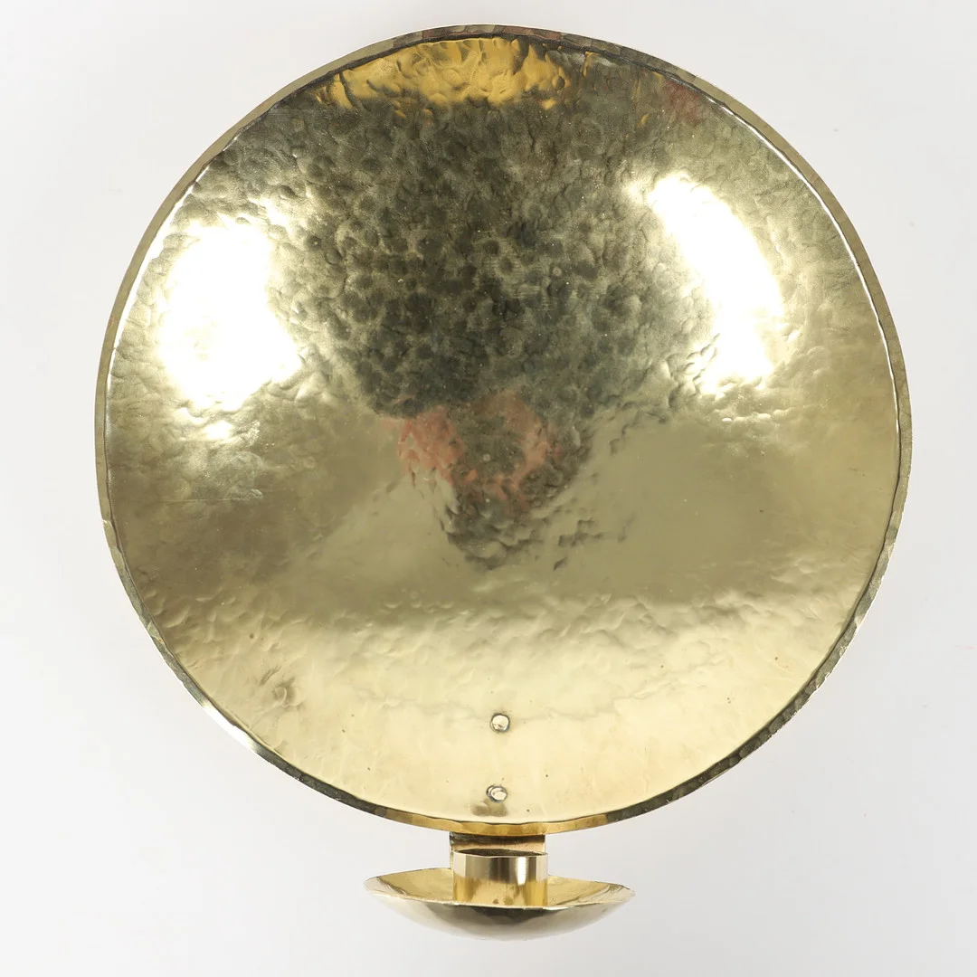 KARL ERIK TORSSELL. Ljuslampett "Kungalampetten”, mässing, signerad 1983. — Pewter, Brass & Copper — Helsingborgs Auktionskammare