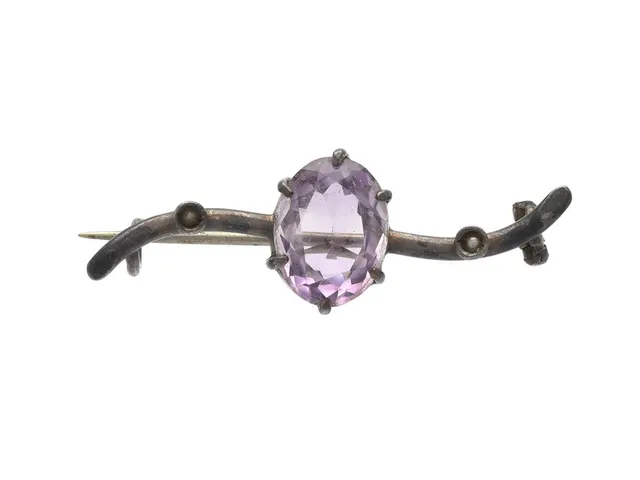 BROSCH, silver, ametist, fröpärlor, längd 4,0 cm, vikt 2,7 g.
