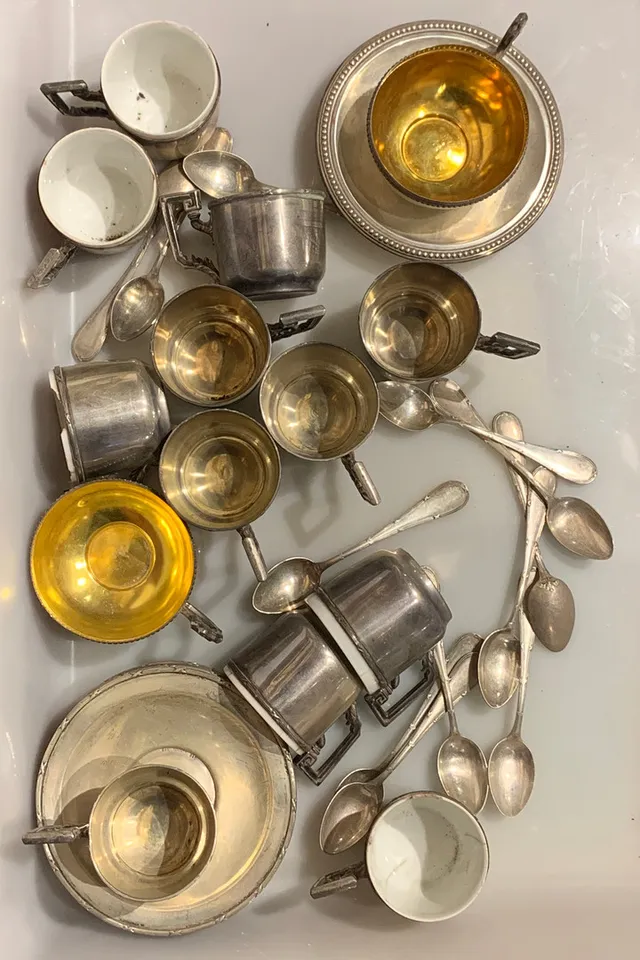 Juego de doce tazas de café con sus platos y cucharillas y pareja de tazas de café con sus platas, de la primera mitad del siglo XX.