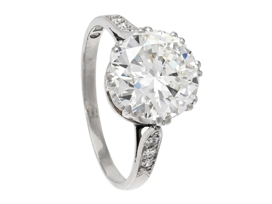 RING, platina, äldre briljantslipad diamant ca 2,50 ca W(H)/VS2, 6 åttkantslipade diamanter ca 0,06 ctv, Nordiska Kompaniet, Stockholm 1928, stl 16,5 mm, vikt 3,5 g. — Smycken/Ring — Kaplans