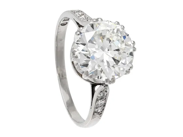 RING, platina, äldre briljantslipad diamant ca 2,50 ca W(H)/VS2, 6 åttkantslipade diamanter ca 0,06 ctv, Nordiska Kompaniet, Stockholm 1928, stl 16,5 mm, vikt 3,5 g.