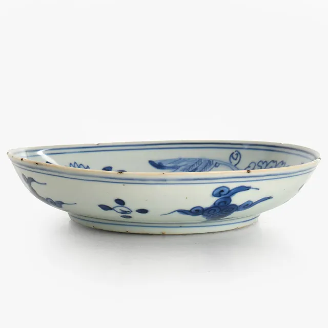 SKÅLFAT, porslin, Kina, dekor i underglasyrblått av blommor och trädgårdsklippa, Mingdynastin, Wanli (1572-1620).