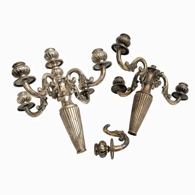 Par de candelabros en plata.