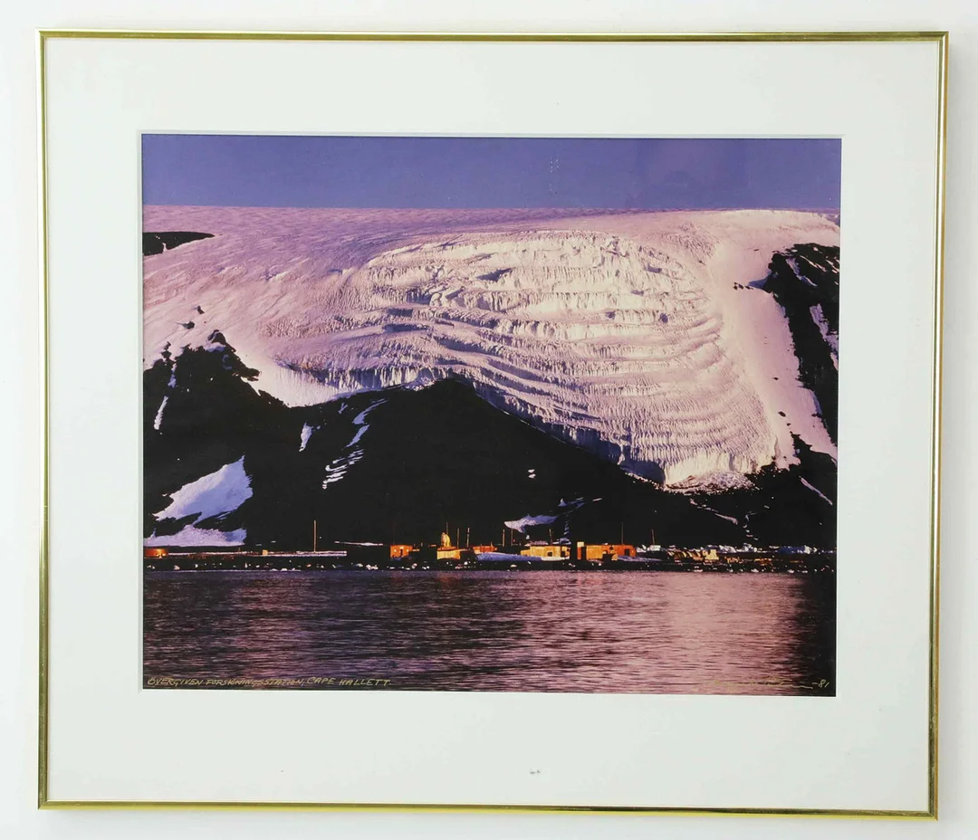 SVEN GILLSÄTER (1921–2001). Fotografi, " Övergiven forskningsstation, Cape Hallet, signerad och daterad-81. — Photography — Hälsinglands Auktionsverk