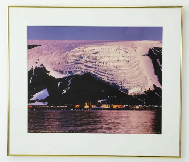 SVEN GILLSÄTER (1921–2001). Fotografi, " Övergiven forskningsstation, Cape Hallet, signerad och daterad-81.