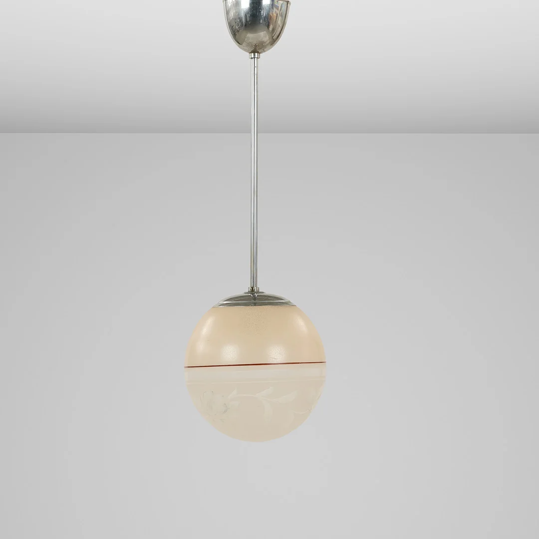 DANSK BELYSNING: Loftlampe med hånddekoreret glasskærm og ophæng af forkromet metal, antageligt udført af dansk lampefabrikant, 1930/40'erne. — Ceiling lights — Palsgaard Kunstauktioner