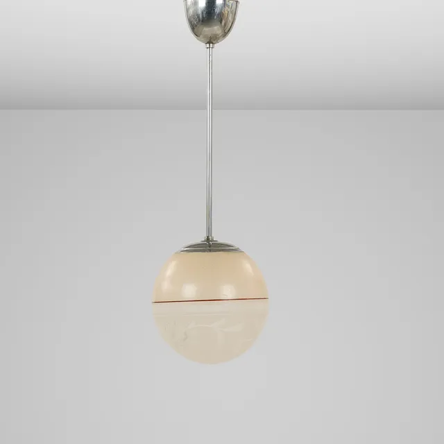 DANSK BELYSNING: Loftlampe med hånddekoreret glasskærm og ophæng af forkromet metal, antageligt udført af dansk lampefabrikant, 1930/40'erne.
