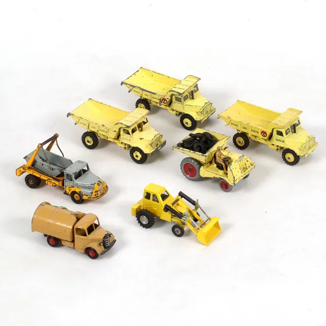 MODELLBILAR, plåt, 7 st, diverse lastbilar samt arbetsbilar, Dinky Toys, England.