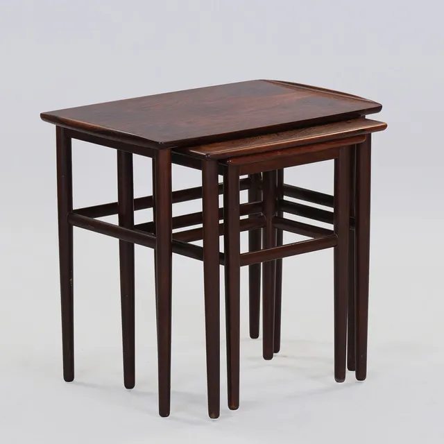 DANSK MØBELDESIGN. Et sæt indskudsborde af palisander med kehlet kant, ca. 1960'erne, (3).