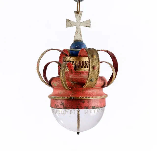 Gossip compass suspended in royal crown, glass dome with ground inscription, 18th century