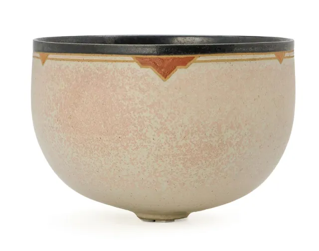 A circular stoneware bowl, decorated with grey glaze with rose elements and with black glaze. The upper, outer rim partly unglazed, partly with reddish brown decor. Signed monogram, 97. Unique. H. 13.7 cm. Diam. 20–20.5 cm.