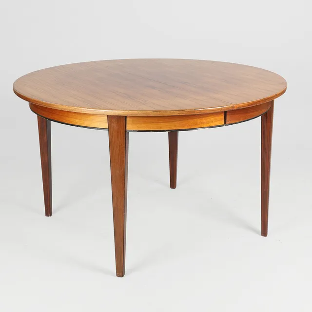 GUNNI OMANN (1930-2009). Cirkulært spisebord af mahogni med tre tillægsplader, model nr. 55, Omann Jun's Møbelfabrik, Danmark, (1+3).
