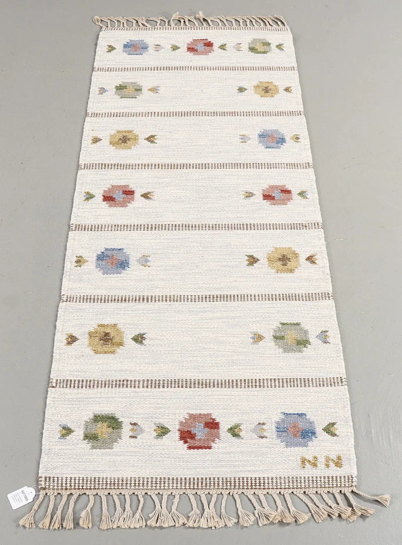NILS NILSSON. Matta Rölakan, "Mårbacka", 207x78 cm. — European Carpets & Textiles — Karlstad Hammarö Auktionsverk