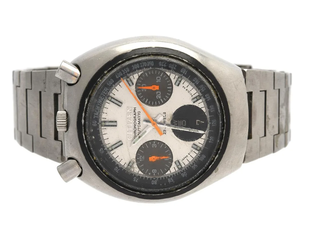 CITIZEN, Chronograph, "Tachymeter", s.k. "Bullhead", Cal 8110A, Serie nr. 30620997, Boett nr. 4-901053-Y / 67-9011 / GN-4-S, kronograf (nollställer ej), herrur, 38,5 x 42,5 mm, bicolour, automatisk, mineralglas, dag, datum, skadad urtavla, originallänk (skadad/lagad), viklås, ca 1973. — Klockor/Citizen — Kaplans