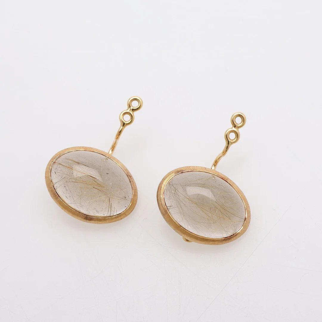 CHARLOTTE LYNGGAARD. HÄNGEN, ETT PAR, "LOTUS", 18K GULD, MED RUTILKVARTS, OLE LYNGGAARD, DANMARK. — Brooches & Pendants — Crafoord Auktioner Lund
