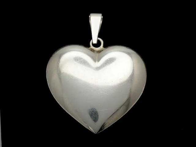 HÄNGE, sterlingsilver, hjärta, mått 2,6 x 3,5 cm, vikt 4,5 g.