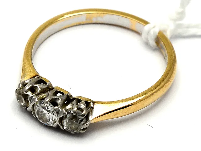 Ring 18K 2,8g Ø17¼, med diamanter 1xca0,16ct, 1xca0,07ct, 1xca0,12ct, äldre slipning
