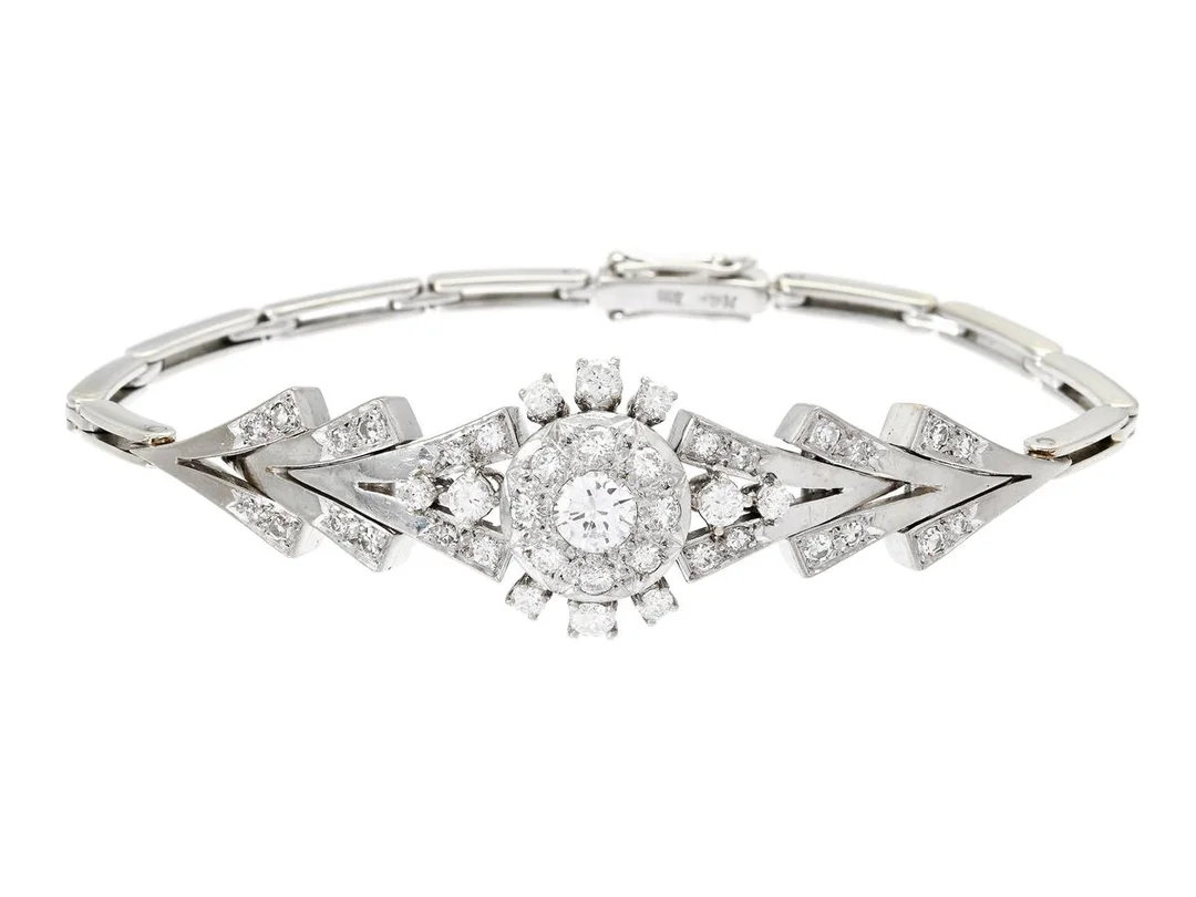 HUGO GRÜN & CO, armband, 14K vitguld, 43 briljant - och åttkantslipade diamanter ca 1,50 ctv, ca W-Cr/VS, längd 17,5 cm, vikt 16,8 g, enstaka diamanter med skador och nagg. — Smycken/Armband — Kaplans